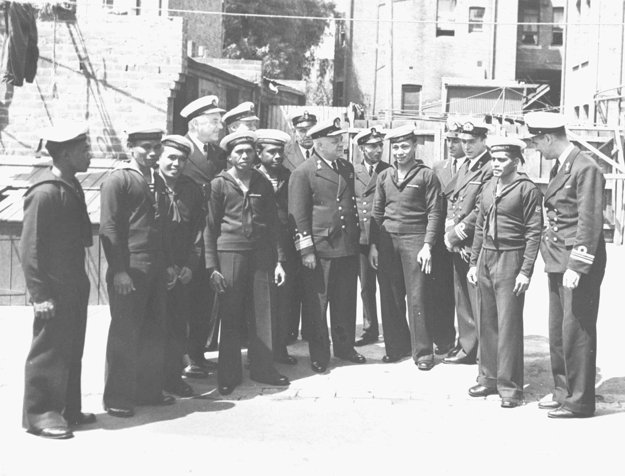 Admiraal Helfrich, vice-admiraal Koenraad en Lt. Ctd. Tiel temidden van bevrijde Indonesische zeelieden van de Koninklijke Marine, in Melbourne